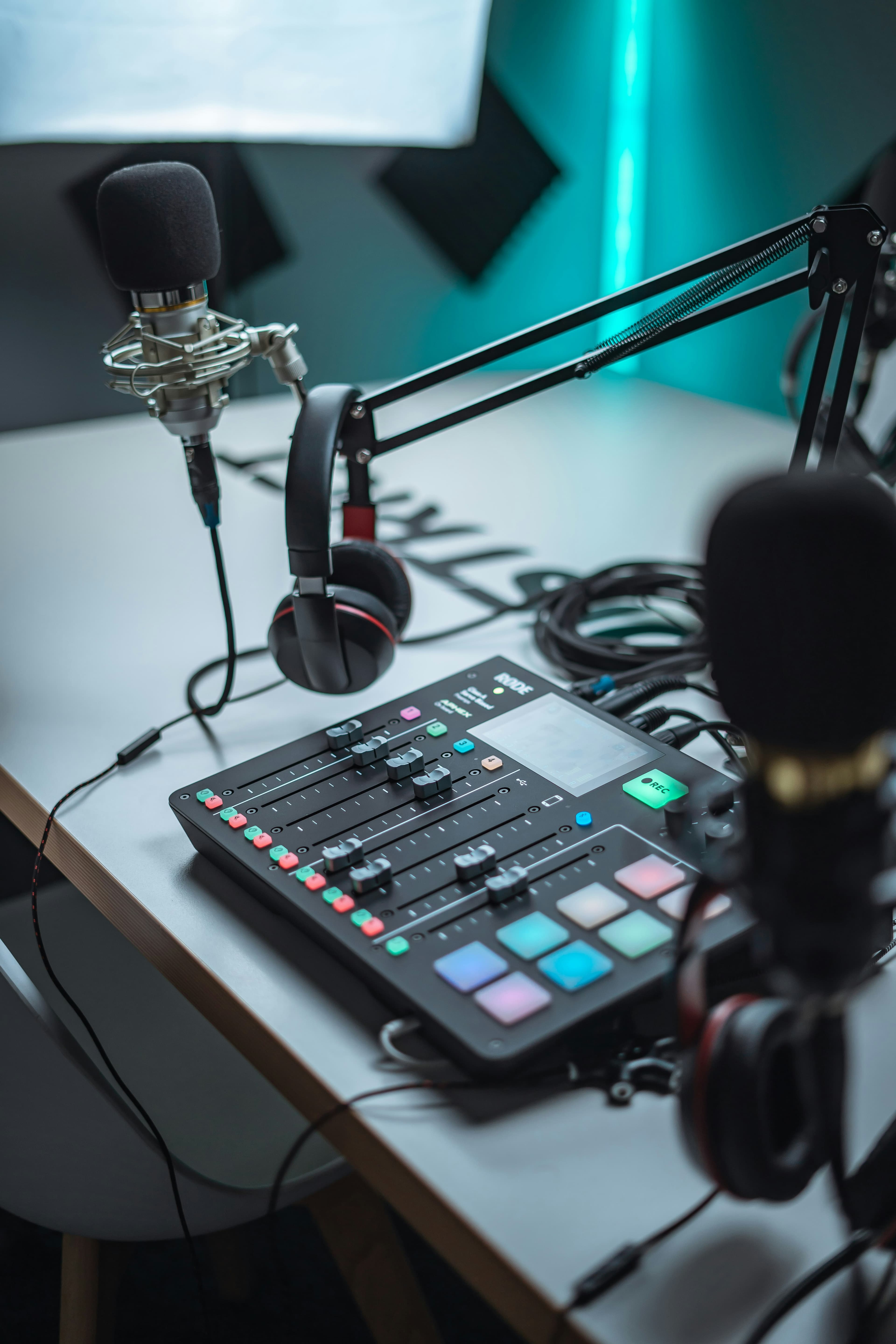 Äänitysstudio: mikseri ja mikrofonit